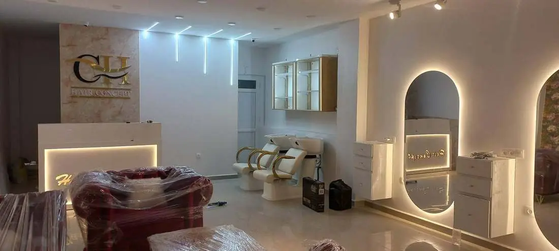 Salon de coiffure avec éclairage LED, mur d’accueil décoratif et miroirs rétroéclairés