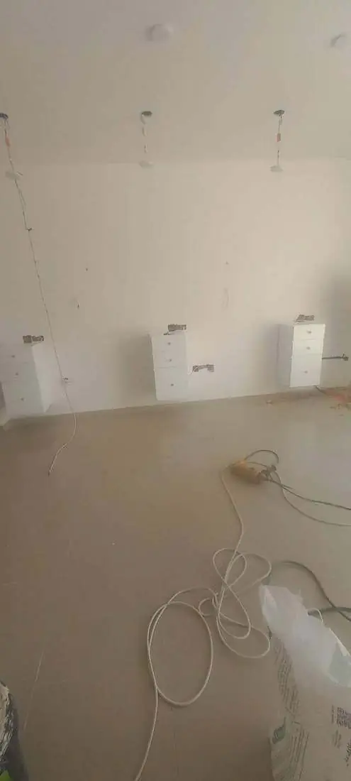 Meubles suspendus en cours d’installation