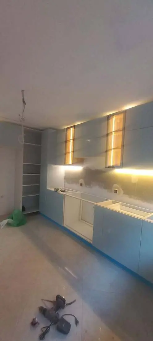 Vue latérale de la cuisine en cours d’installation
